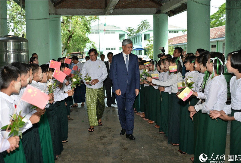 學生列隊歡迎陳海大使和梭登首席部長。人民網(wǎng)記者謝佳君攝