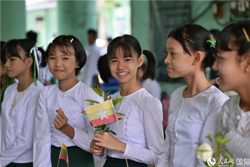 萊達雅第14中學學生在歡迎儀式上。人民網(wǎng)記者謝佳君攝