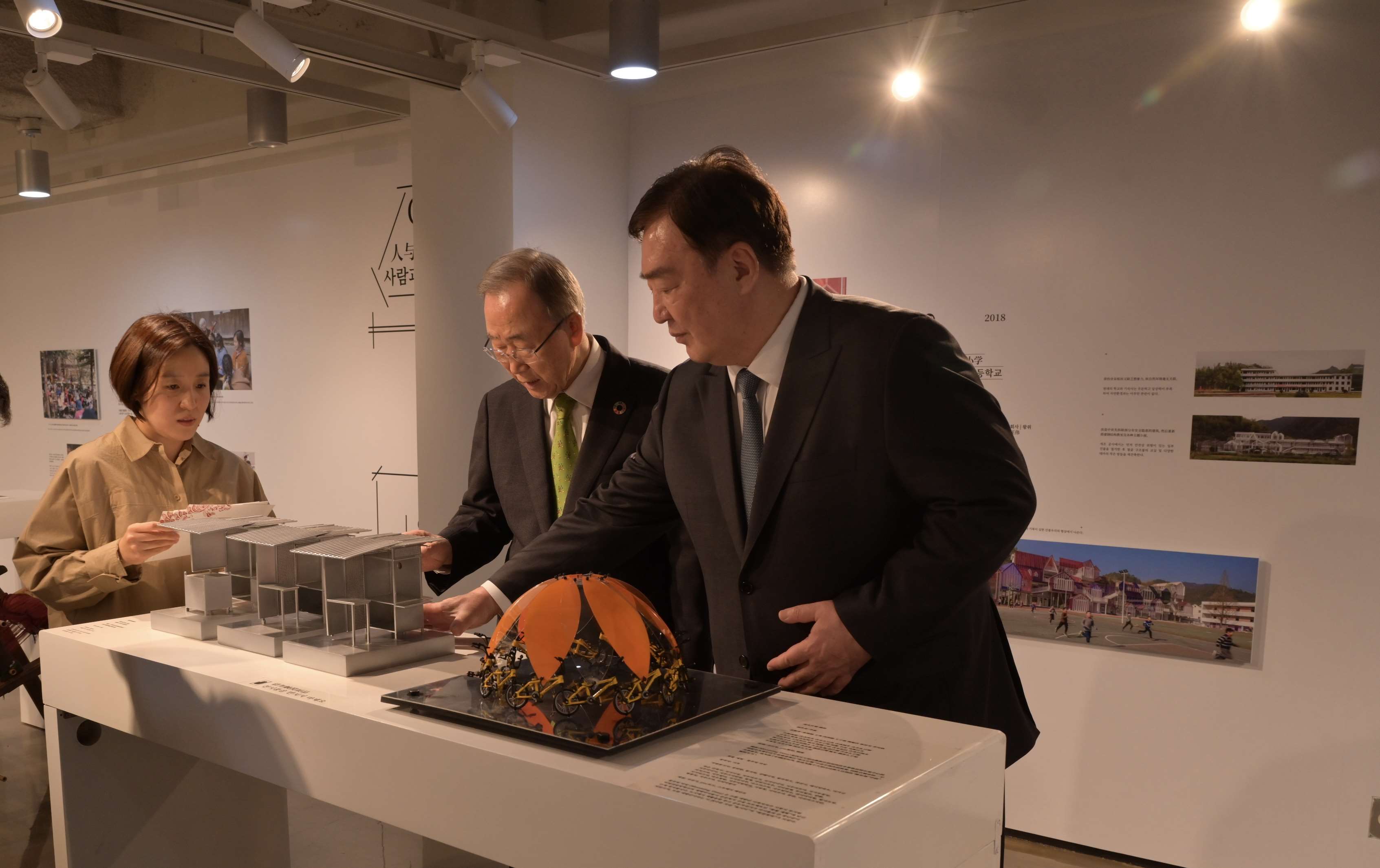 邢海明（右一）與潘基文共同參觀《自然生活傳承——美麗中國特展》。首爾中國文化中心供圖