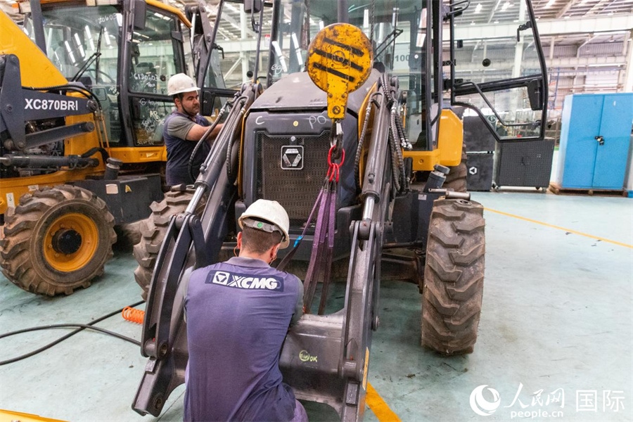 兩名徐工巴西制造基地的當?shù)貑T工正在進行設備安裝和調(diào)試。 人民日報社拉美中心分社 威廉·科埃略·維亞納攝