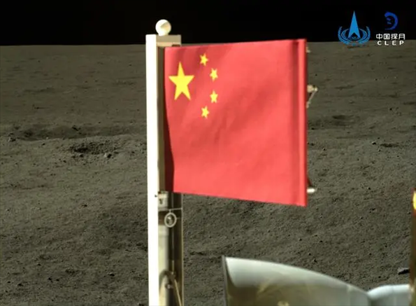 五星紅旗在落于月背的嫦娥六號探測器上展開。