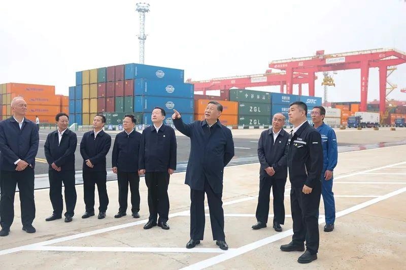 2024年5月22日，習(xí)近平總書記在山東日照港察看全自動化集裝箱碼頭作業(yè)場景。