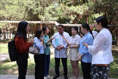聯(lián)合采訪團(tuán)隊在采訪塔吉克斯坦中央眼科醫(yī)院副院長馬爾索羅夫·薩爾杜洛。胡澤曦攝