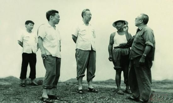 1978年8月，習(xí)仲勛（左三）在廣東惠陽農(nóng)村調(diào)研。在清華大學(xué)讀書的習(xí)近平（左一）利用暑假時間參加社會實踐，隨同父親一起下鄉(xiāng)。