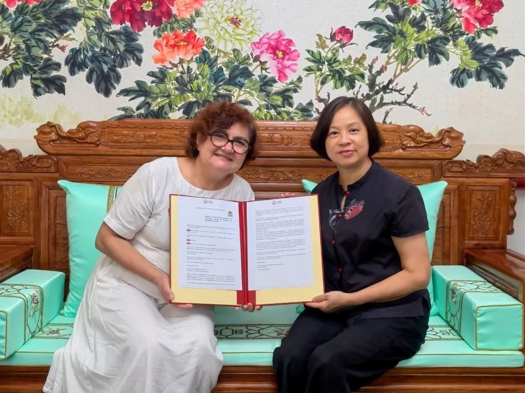 當?shù)貢r間6月19日，中國駐累西腓總領事蘭和平（右）會見累西腓市議員、巴西共產(chǎn)黨中央委員、巴西文學最高獎獲得者佩德羅薩，并接收其轉(zhuǎn)交的“累西腓中國年”法令副本。 中國駐累西腓總領館供圖