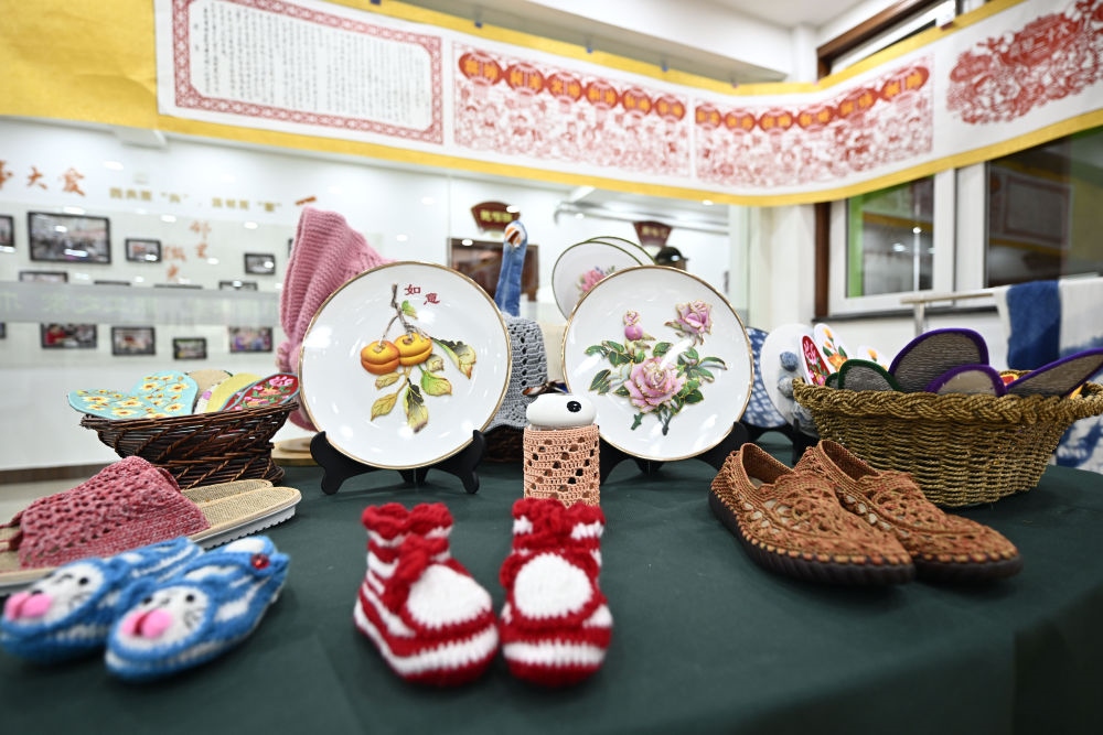 長(zhǎng)城花園社區(qū)居民制作的手工藝品（6月19日攝）。