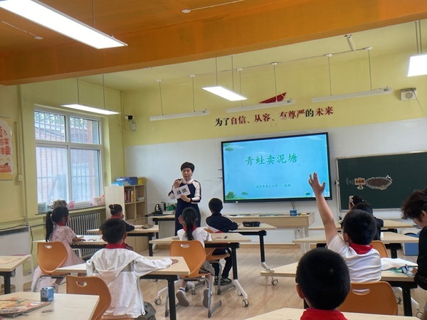 學(xué)生們在教室上語文課。 人民網(wǎng)記者 陳琦攝