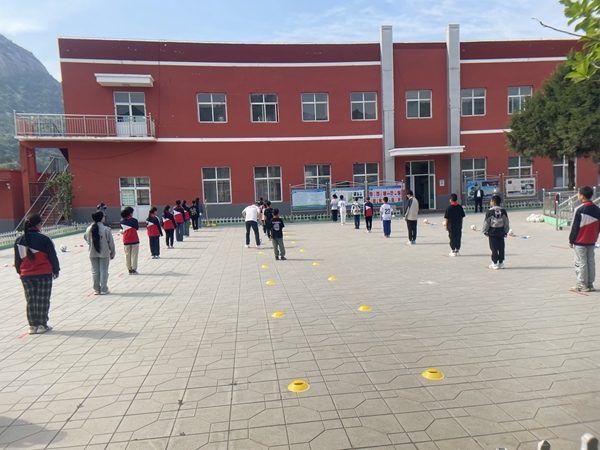 學(xué)生們在操場上上體育課。人民網(wǎng)記者 陳琦攝