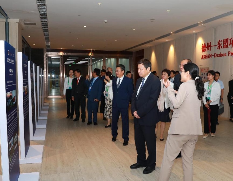 與會(huì)嘉賓參觀圖片展。中國(guó)外文局供圖