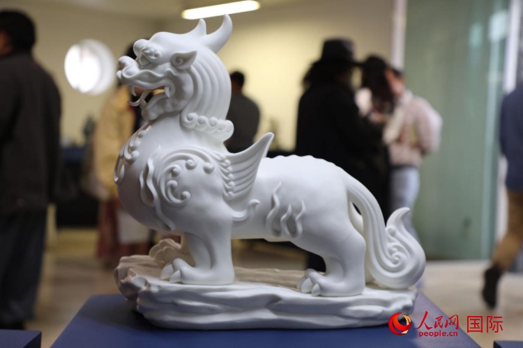 展覽現(xiàn)場的德化白瓷。人民網 埃內斯托·多明戈斯攝