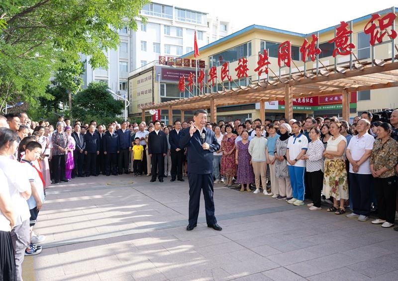 2024年6月19日，習近平總書記在寧夏銀川市金鳳區(qū)長城花園社區(qū)考察時，同社區(qū)居民親切交流。