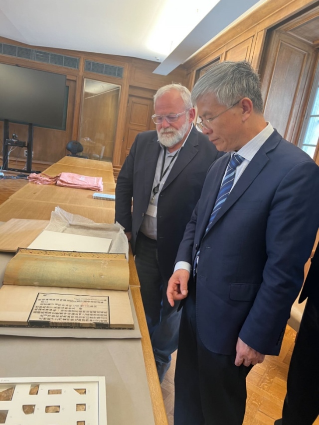 山東大學校長李術(shù)才率團訪問法國國家圖書館。山東大學供圖