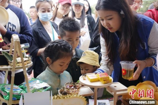 6月23日，越南留學(xué)生在國際文化節(jié)現(xiàn)場(chǎng)為小朋友制作美食。