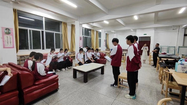圖②：武平法院法官指導(dǎo)學(xué)生彩排。