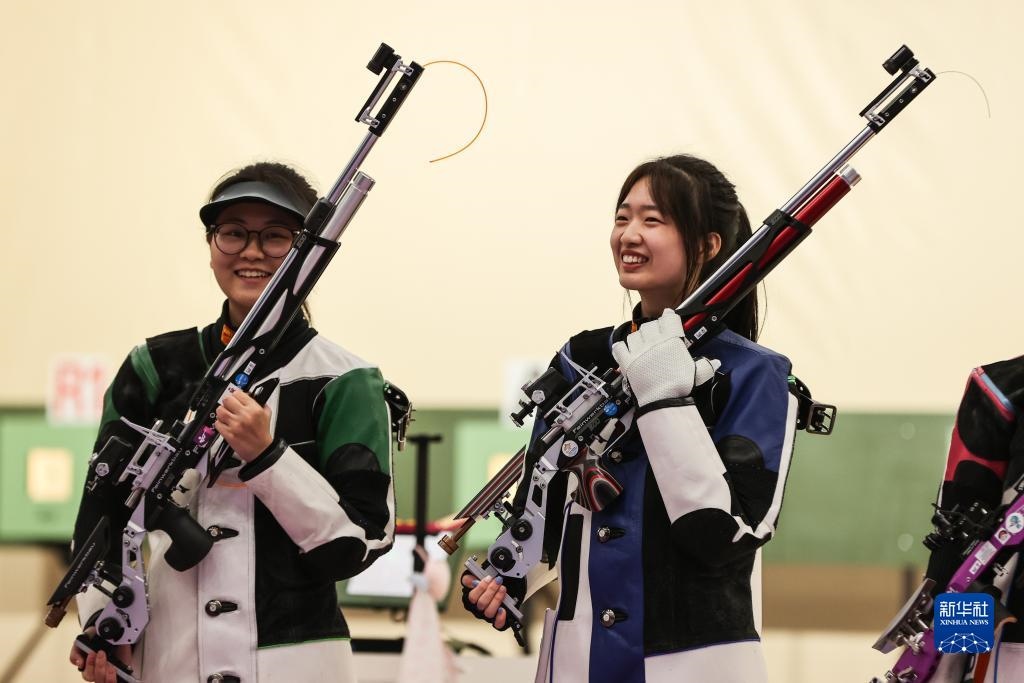 2023年9月24日，在杭州亞運會射擊項目女子10米氣步槍個人決賽中，中國選手黃雨婷以252.7環(huán)的成績獲得冠軍，韓佳予獲得亞軍，印度選手拉米塔獲得季軍。圖為黃雨婷（右）、韓佳予在比賽后。新華社記者 單宇琦 攝