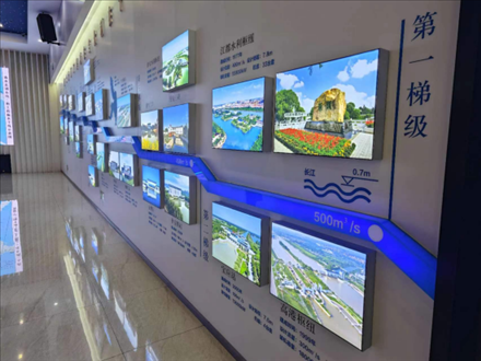 長江水跨越13級“階梯”一路北上。人民網(wǎng)記者 黃鈺攝