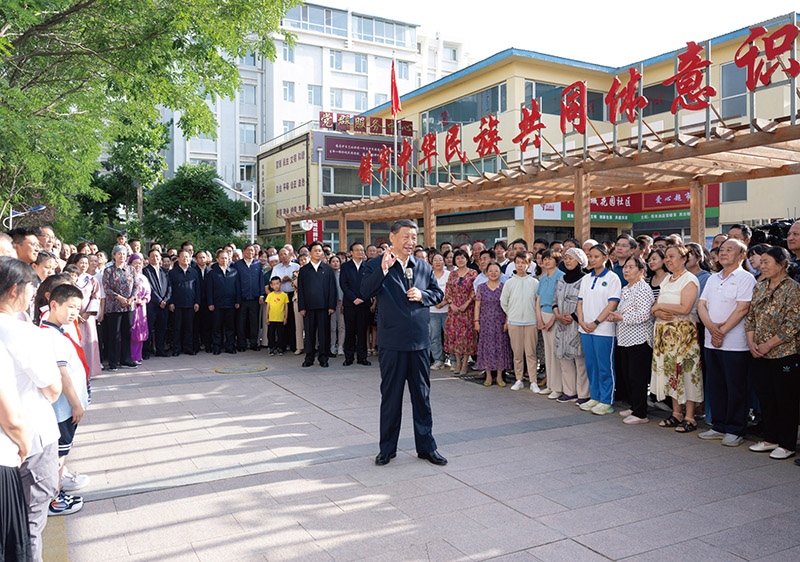 2024年6月19日至20日，中共中央總書記、國家主席、中央軍委主席習(xí)近平在寧夏考察。這是19日下午，習(xí)近平在銀川市金鳳區(qū)長城花園社區(qū)考察時(shí)，同社區(qū)居民親切交流。 新華社記者 謝環(huán)馳/攝