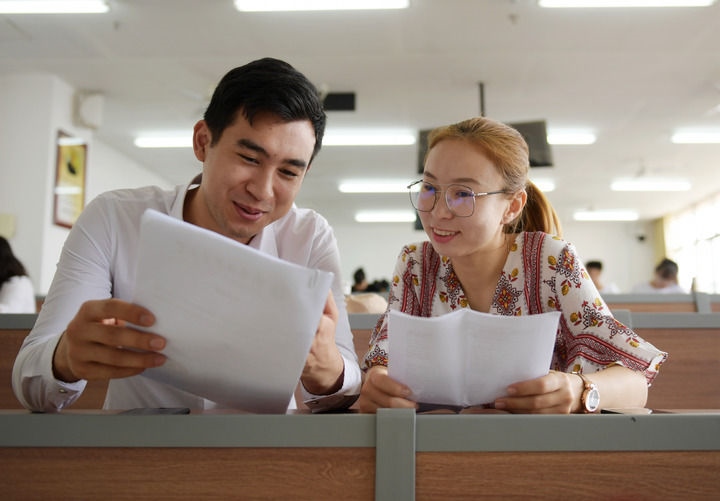 2019年6月10日，陜西中醫(yī)藥大學的哈薩克斯坦留學生馬文軒（左）和玲瑯在教室里討論他們的針灸推拿學畢業(yè)論文。新華社記者 李一博 攝