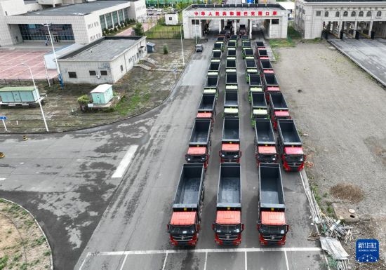 7月2日，車輛在巴克圖口岸辦理通關(guān)手續(xù)（無人機(jī)照片）。新華社發(fā)（馬丁 攝）