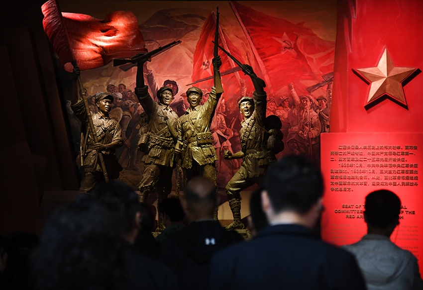 圖為2024年5月9日，游客在延安革命紀(jì)念館參觀。 新華社記者 張博文 攝