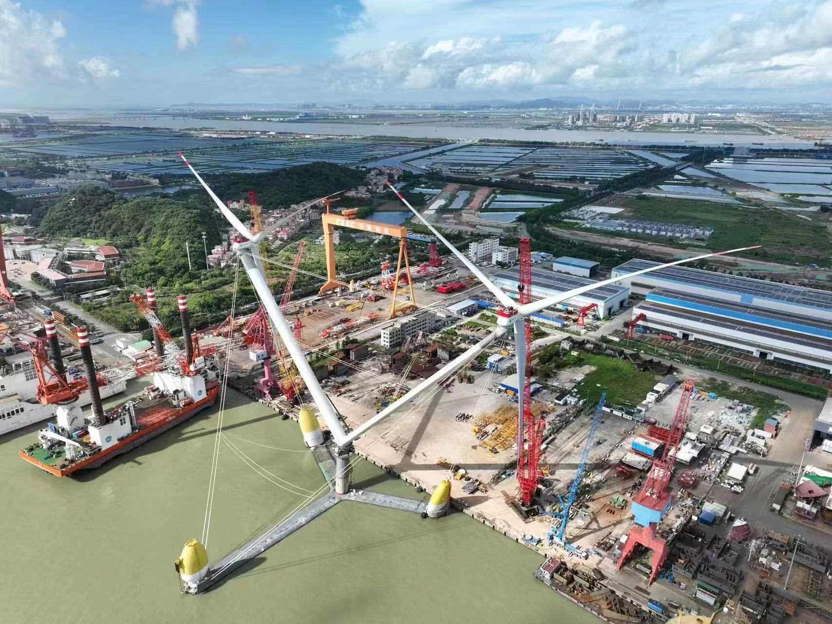 全球單體容量最大漂浮式風(fēng)電平臺(tái)吊裝完成。受訪方供圖
