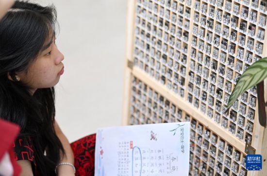 7月3日，外國學(xué)生在了解中國的活字印刷。新華社記者 李然 攝