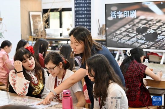 7月3日，外國學(xué)生在了解中國文化。新華社記者 李然 攝