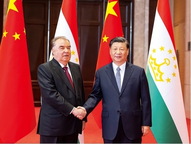 2023年5月，國家主席習近平在西安同來華出席中國—中亞峰會并進行國事訪問的塔吉克斯坦總統(tǒng)拉赫蒙會談。新華社記者 丁海濤 攝