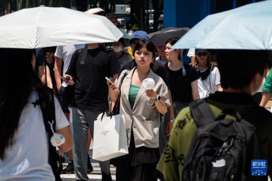 7月4日，人們?cè)谌毡緰|京原宿的街道上行走。新華社記者 張笑宇 攝