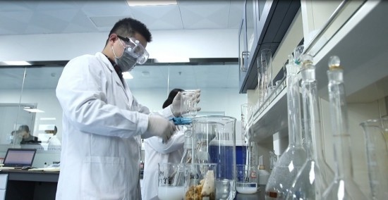 中國科學(xué)院贛江創(chuàng)新研究院科研人員在做實驗。