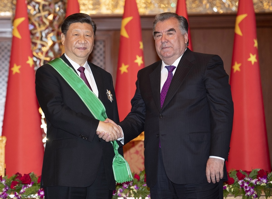 2019年6月15日，國家主席習(xí)近平在杜尚別出席儀式，接受塔吉克斯坦總統(tǒng)拉赫蒙授予“王冠勛章”。新華社記者 沙達(dá)提 攝