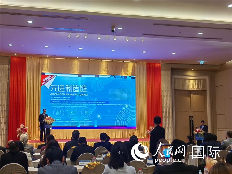 承辦方介紹第二屆鏈博會招展布展情況。人民網(wǎng)記者楊一攝