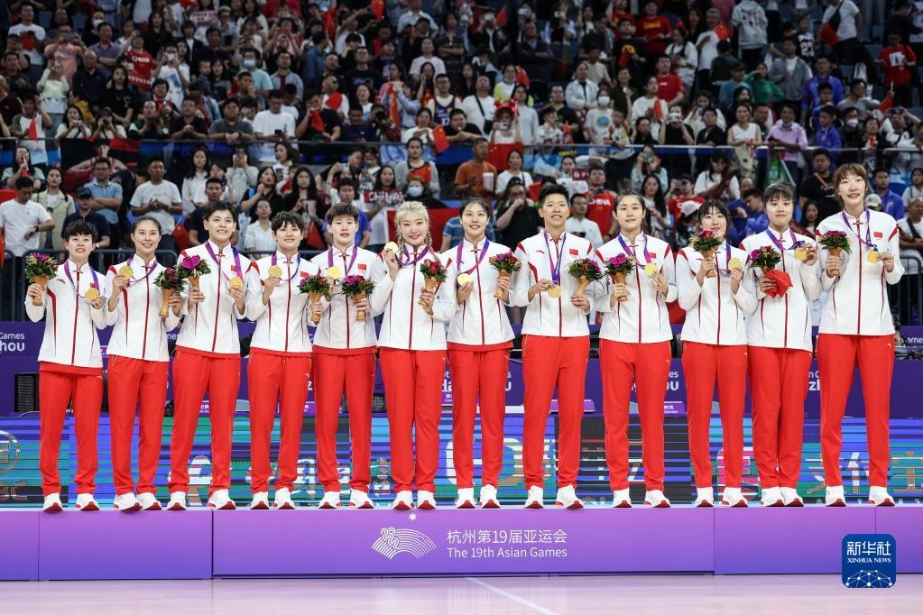 2023年10月5日，在杭州亞運會籃球項目女子決賽中，中國隊以74比72戰(zhàn)勝日本隊，奪得冠軍。圖為中國隊球員在頒獎儀式上。新華社記者 潘昱龍 攝