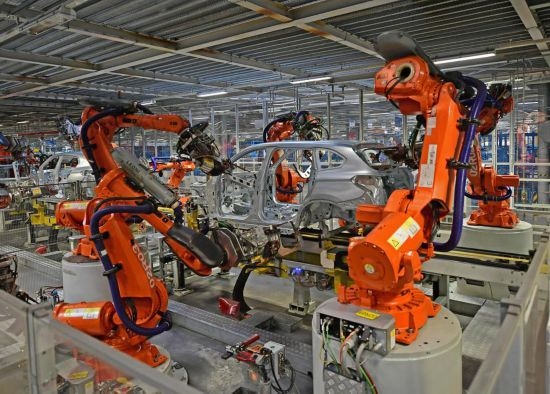 在華晨寶馬沈陽鐵西工廠車身車間，機(jī)器臂在焊接車身（2022年2月16日攝）。新華社記者 楊青 攝