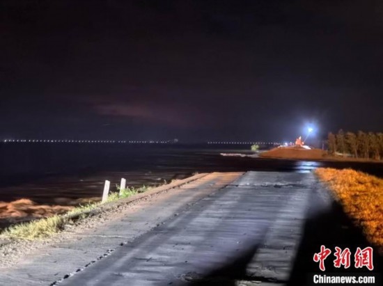  7月6日凌晨，湖南岳陽華容縣團洲垸洞庭湖一線堤防決口現(xiàn)場。中新社記者 白祖偕 攝