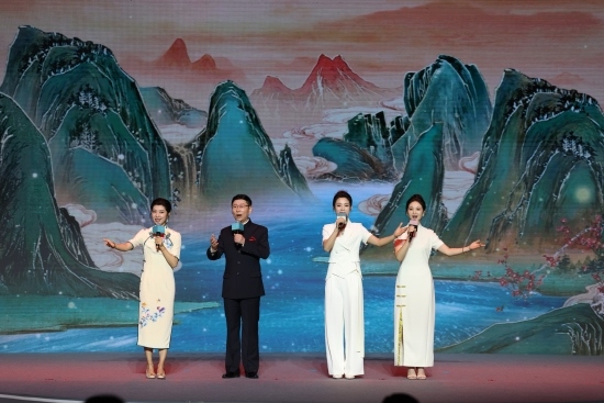 四位戲曲演員同臺獻(xiàn)唱。