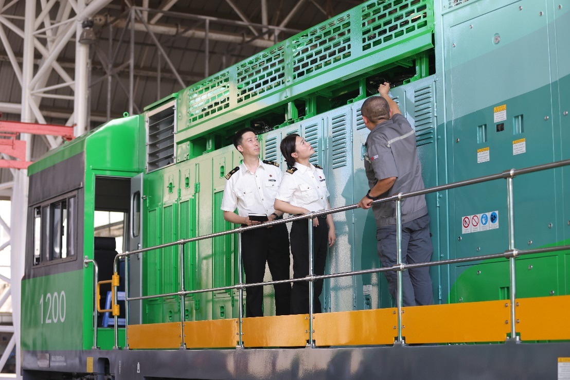 常州海關(guān)關(guān)員了解氫能源機(jī)車生產(chǎn)流程。魏幫軍攝
