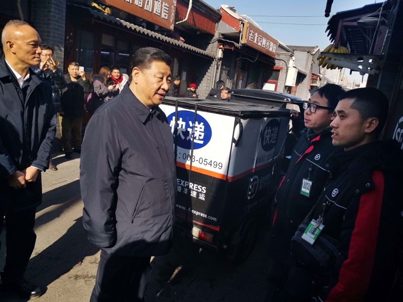2019年2月1日，習(xí)近平總書記在北京前門石頭胡同的快遞服務(wù)點(diǎn)，看望仍在工作的“快遞小哥”。