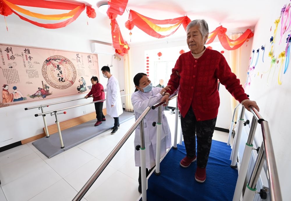 在河北省香河縣安平鎮(zhèn)運河新村醫(yī)養(yǎng)中心，老年人在進行康復(fù)訓(xùn)練（2024年2月29日攝）。新華社記者 王曉 攝