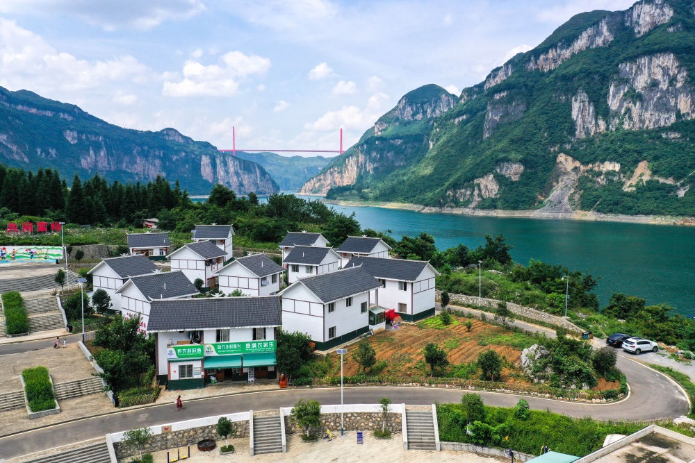 這是貴州省黔西市新仁苗族鄉(xiāng)化屋村麻窩寨易地搬遷集中安置點（2021年7月24日攝，無人機照片）。新華社記者 楊文斌 攝