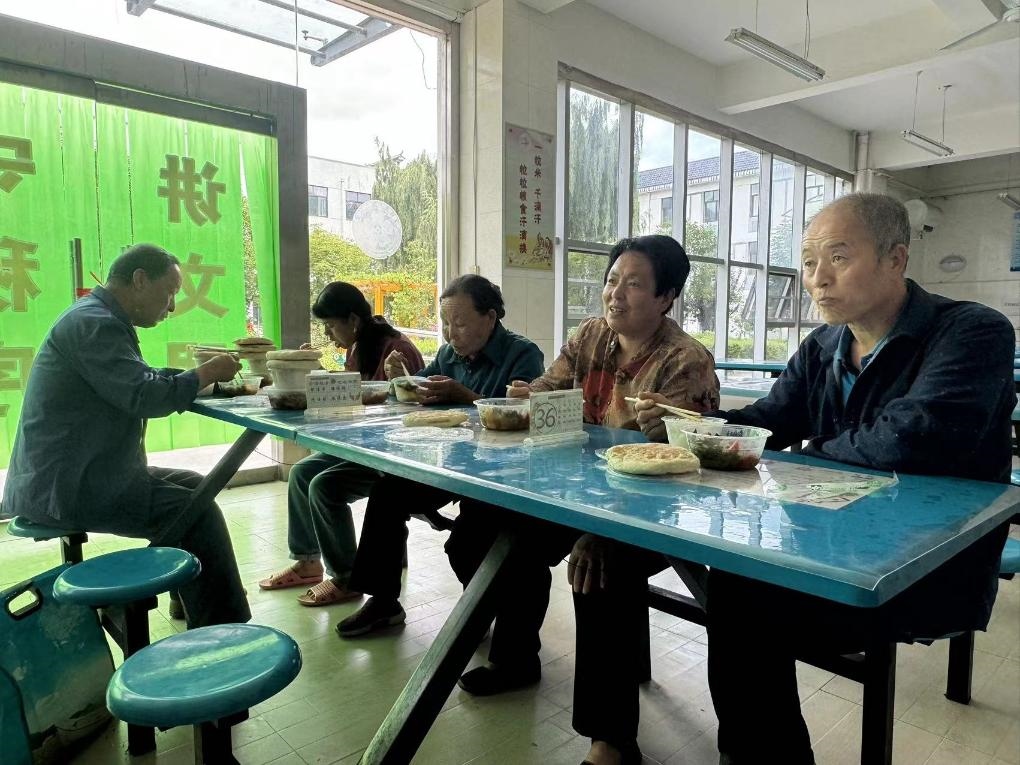 圖為鳳縣河口鎮(zhèn)中心小學(xué)臨時(shí)安置點(diǎn)內(nèi)正在吃飯的受災(zāi)群眾。新華社記者 劉彤 攝