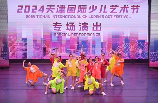 7月22日，來(lái)自俄羅斯的舞蹈團(tuán)演員在藝術(shù)節(jié)上展演。新華社記者 趙子碩 攝