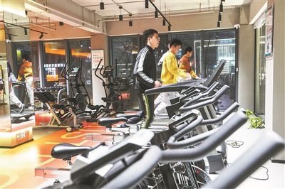年輕人在江蘇省一人才社區(qū)的健身房運(yùn)動(dòng)。 新華社記者 楊磊攝