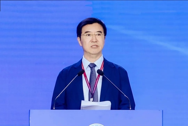 杜玉波在第八屆產(chǎn)教融合發(fā)展大會上作主旨報告。中國高等教育學會供圖