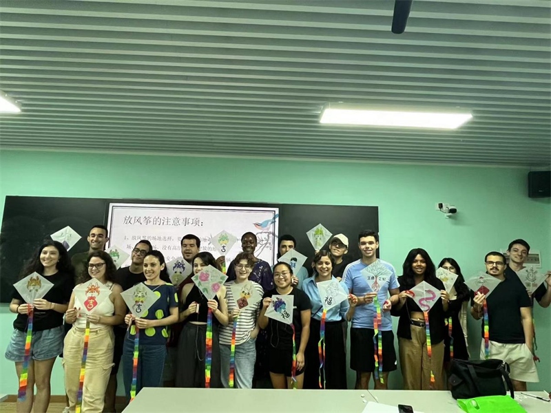 在中國和巴西共迎兩國建交50周年之際，巴西圣保羅州立大學(xué)孔子學(xué)院今年7月成功組織多批、近40名巴西青少年來華進行短期訪問交流，圖為訪問團成員參加文化體驗活動。 巴西圣保羅州立大學(xué)孔子學(xué)院供圖
