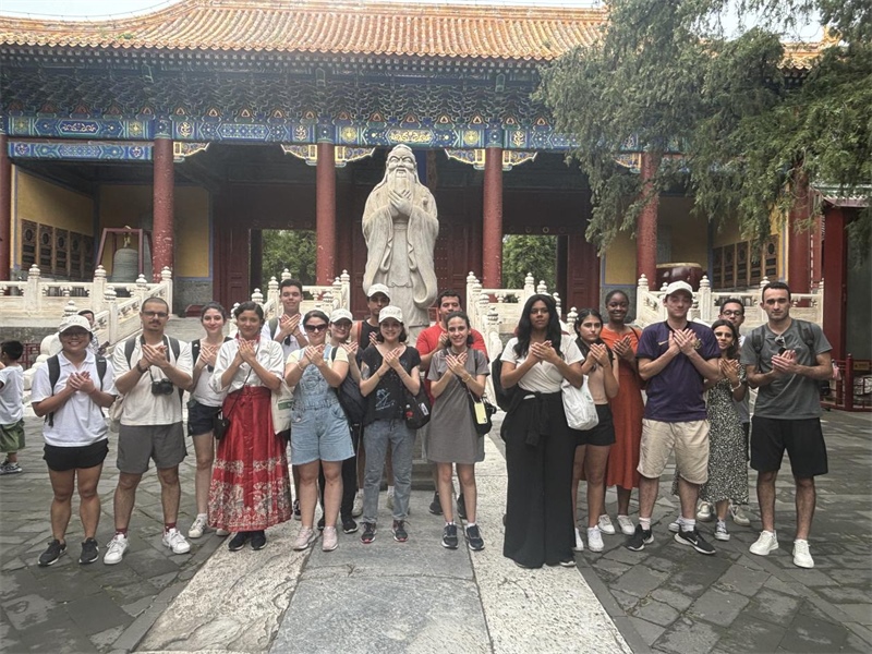 在中國和巴西共迎兩國建交50周年之際，巴西圣保羅州立大學(xué)孔子學(xué)院今年7月成功組織多批、近40名巴西青少年來華進行短期訪問交流，圖為訪問團成員參加文化體驗活動。 巴西圣保羅州立大學(xué)孔子學(xué)院供圖