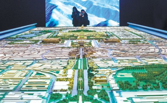 首都博物館“輝煌中軸”展廳內(nèi)，十六米長的中軸線沙盤，配以立體投影技術，展現(xiàn)北京中軸線之壯美。 本報記者 武亦彬攝