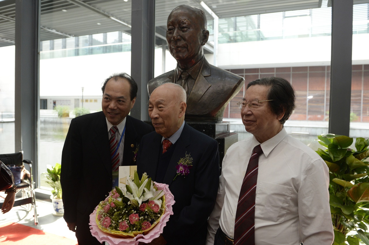 2014年7月31日，“寧波幫”代表人士李達(dá)三（中）在自己的塑像前留影。圖片來(lái)源：新華社