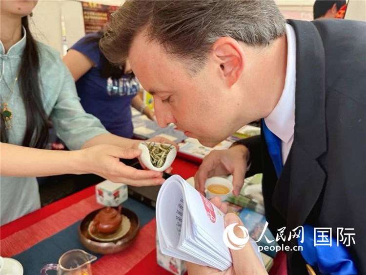 德國市民品鑒中國茶。人民網(wǎng)記者 劉赫攝