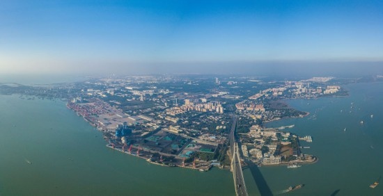 海南自貿港重點園區(qū)——洋浦經濟開發(fā)區(qū)（2023年12月31日攝，無人機全景照片）。新華社記者 蒲曉旭 攝